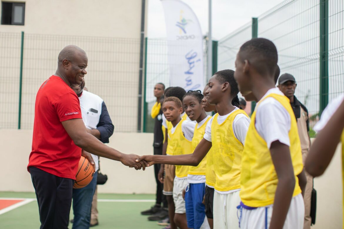 Le Chef de l’État visite le complexe sportif de Nzeng-Ayong