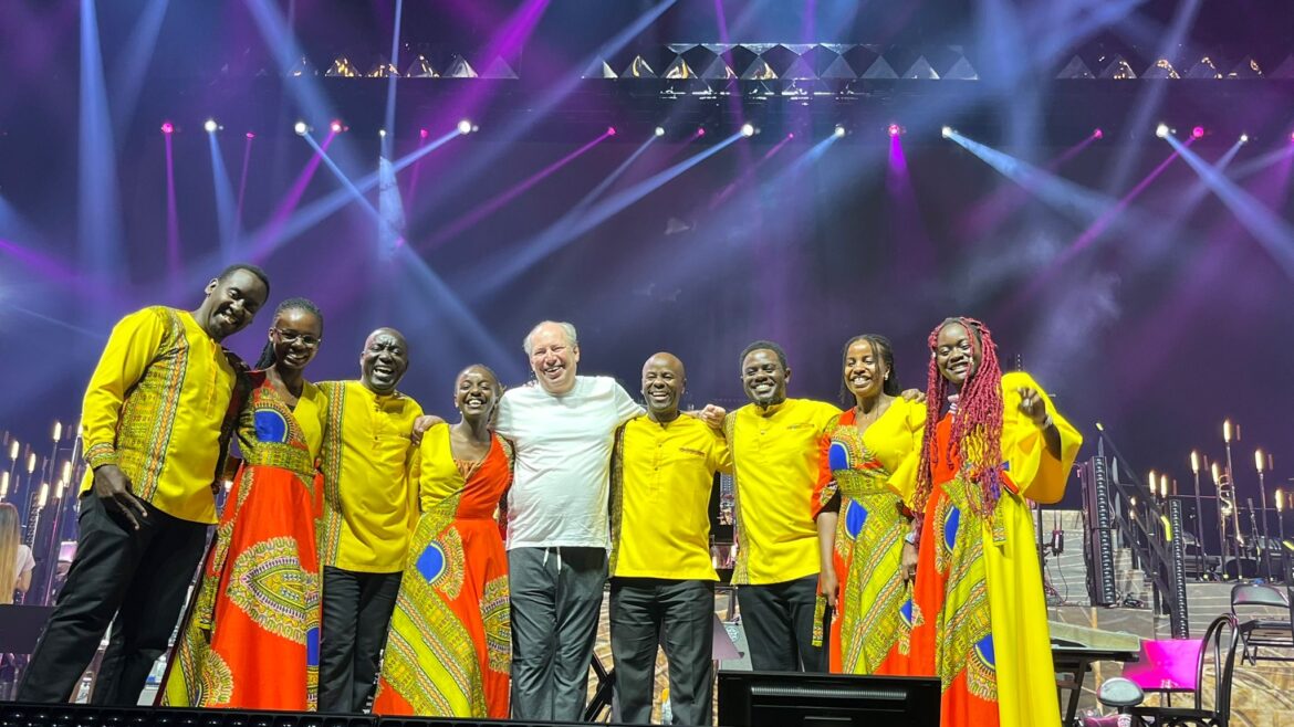 KENYA- Le Nairobi Chamber Chorus brille devant 150 000 spectateurs lors de la tournée mondiale de Hans Zimmer
