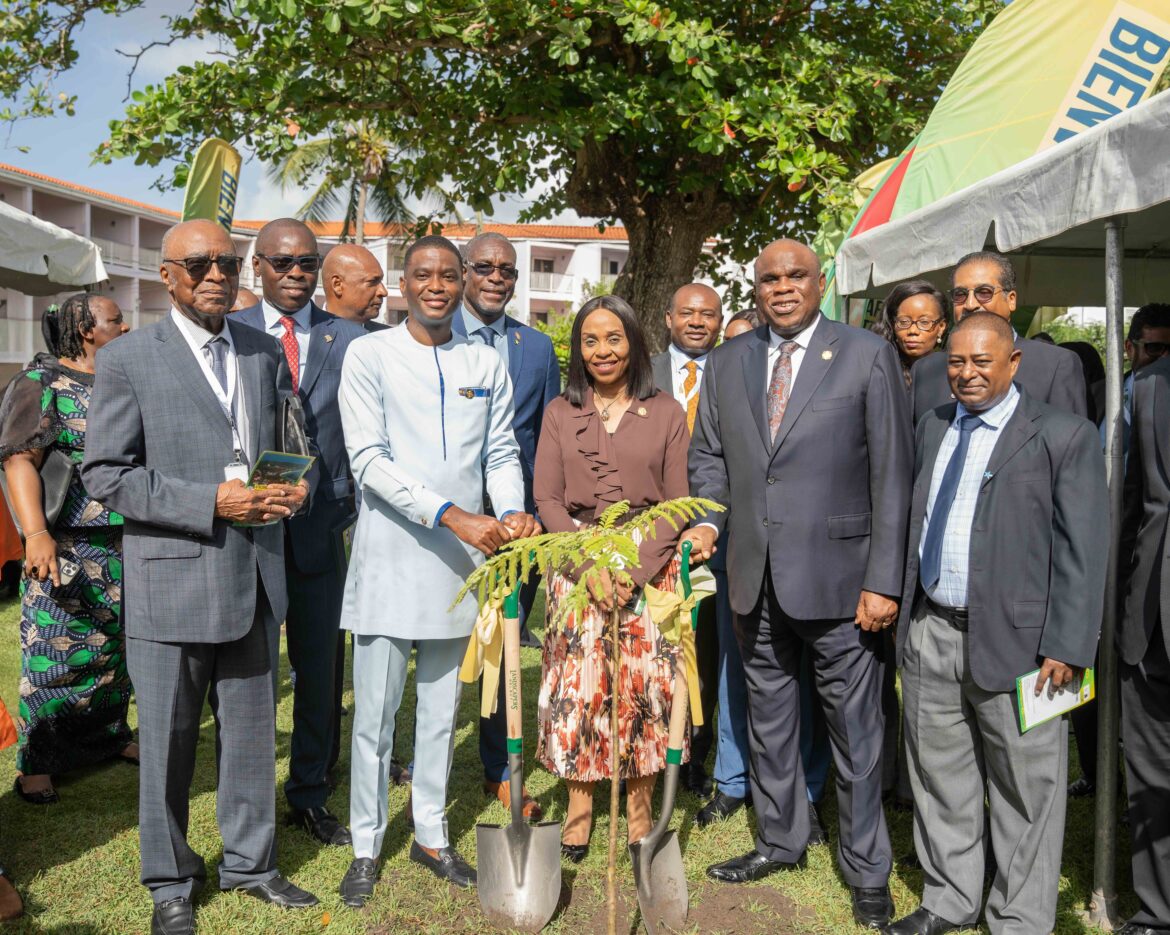 Un héritage vivant : Arbre flamboyant planté à Grenade pour rendre hommage au Président sortant d’Afreximbank Benedict Oramah