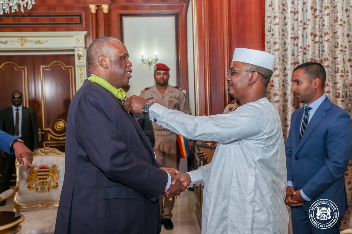 Le Professeur Benedict Oramah a reçu la prestigieuse médaille de « Commandeur de l’ordre national du Tchad »