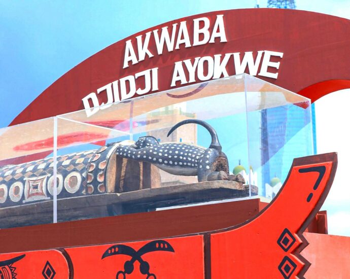 Patrimoine culturel : le tambour parleur du peuple Atchedji, “Djidji Ayokwe”, officiellement presente a ses depositaires avant son depart pour le Musee national des civilisations de Cote d’Ivoire